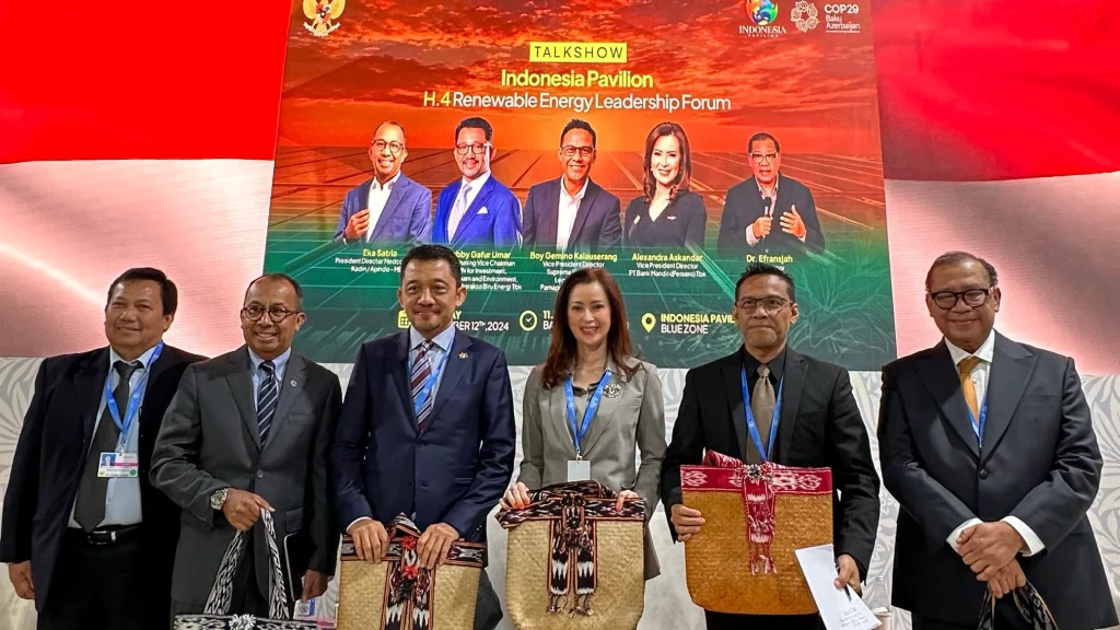 Alexandra Askandar berfoto bersama para pembicara dalam forum COP 29