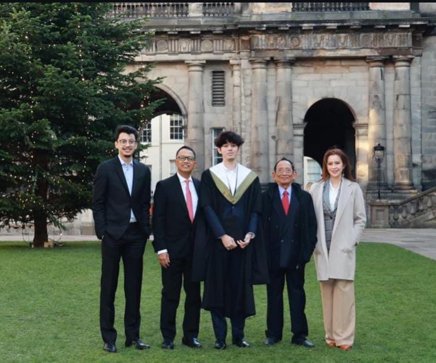 Alexandra Askandar Dampingi Anak Bungsu Atzel Rayhan Raih Gelar Ekonomi dari Universitas Edinburgh